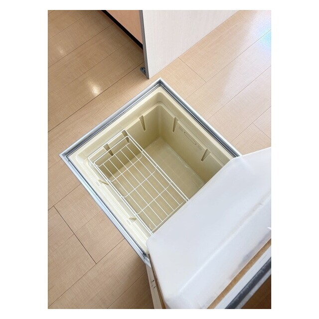 物件内観写真22　(1階は床下収納付き)