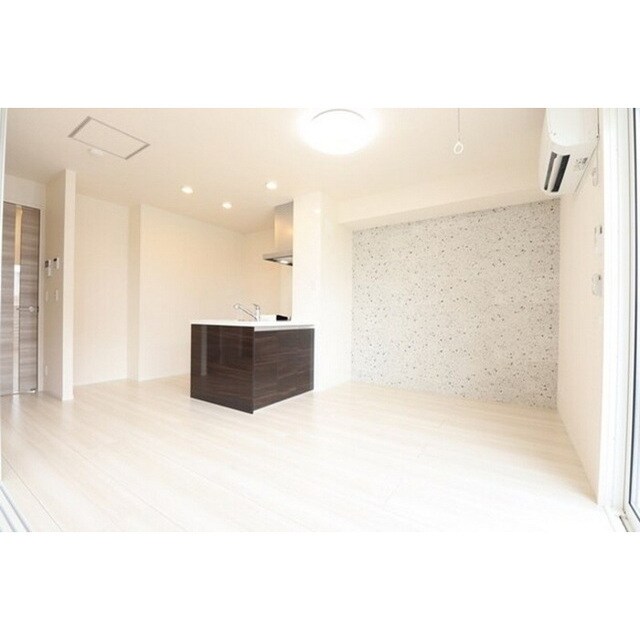 物件内観写真4　(高い天井の室内、随所に気づかい)