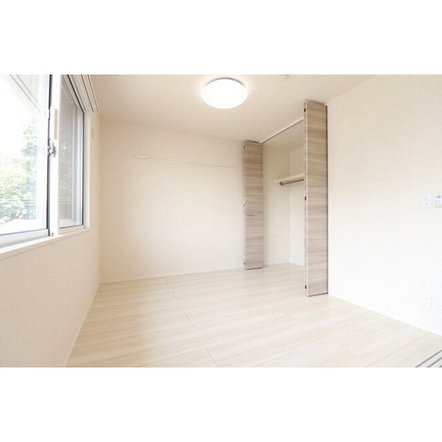 物件内観写真5　(明るい日差しに室内)