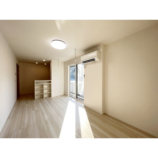 物件内観写真4　(リビングを見渡せる対面キッチン)