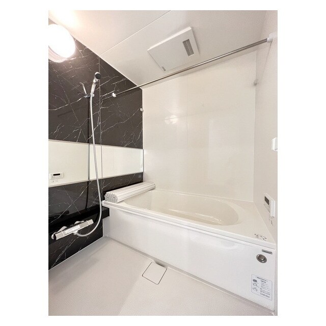 物件内観写真7　(黒いカベがスタイリッシュなアク)