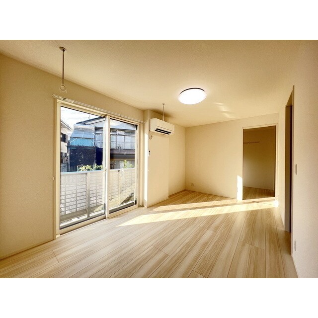 物件内観写真16　(明るい日差しの空間)