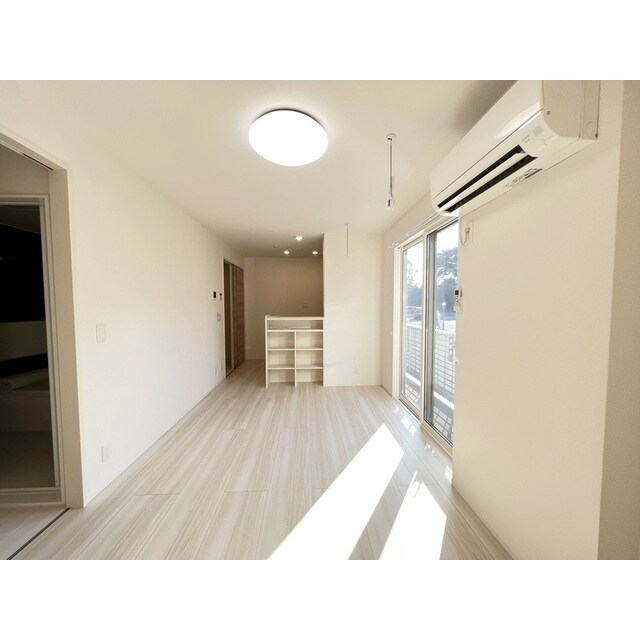 物件内観写真17　(高い天井の室内、随所に気遣いを)