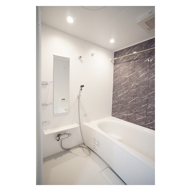 物件内観写真7　(清潔感のあるバスルーム)