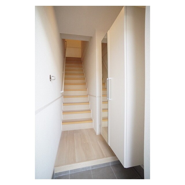 物件内観写真10　(戸建て感覚の玄関スペース)