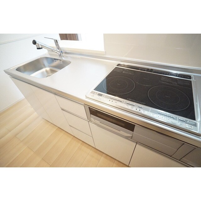 物件内観写真18　(充実したキッチンセットですね)