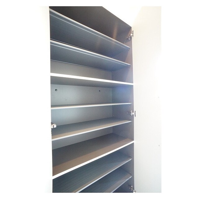 物件内観写真21　(充実した玄関収納)