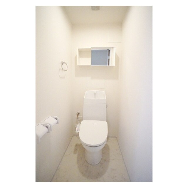 トイレ(気遣いを感じる棚やホルダー)