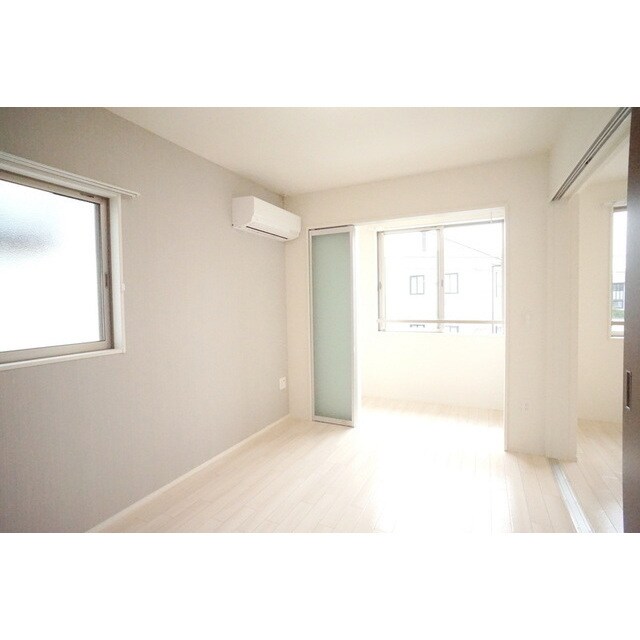 居室・リビング(高い天井の室内、随所に気遣いを)