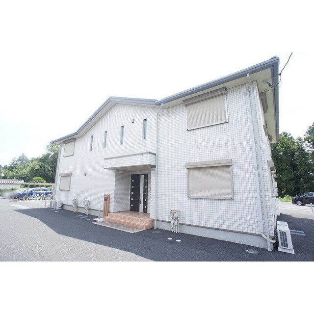 物件外観写真1　(清潔感のある白い建物)