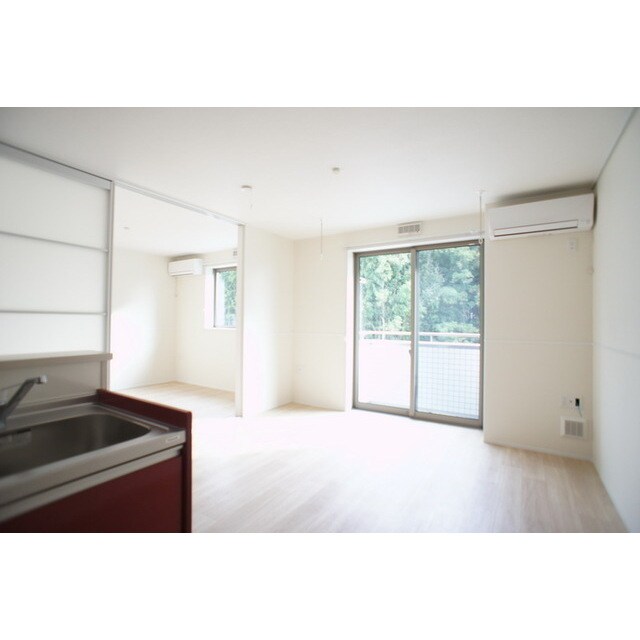 物件内観写真4　(高い天井の室内で随所に気遣いを)