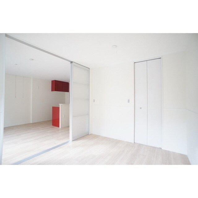 物件内観写真5　(明るい日差しの室内ですね)