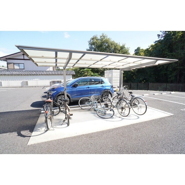 物件外観写真3　(屋根付きの駐輪場)