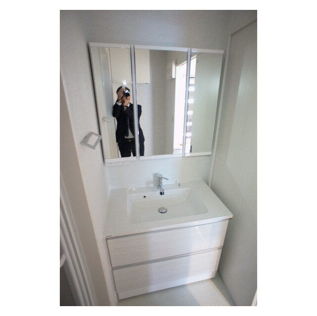 物件内観写真9　(三面鏡と気遣いある収納)