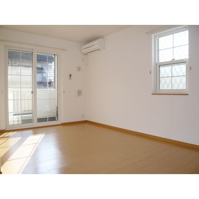 物件内観写真4　(たっぷりの陽光に包まれる明るい)