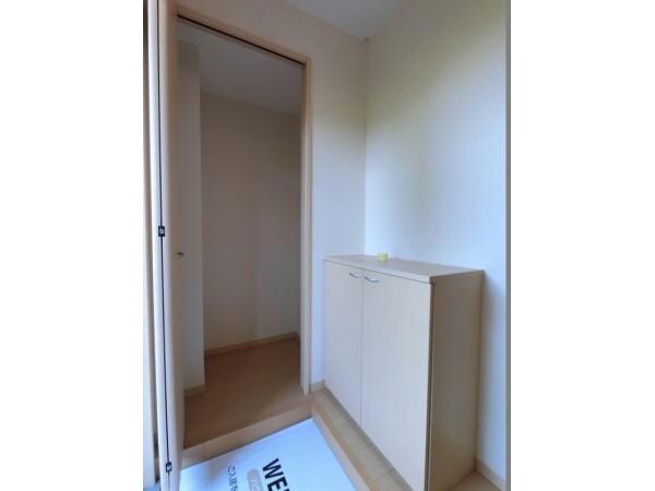 物件内観写真13　(玄関回り)