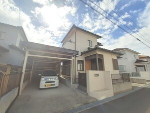 買い物便利で奥様ウキウキ車がたくさん停まる家外観写真