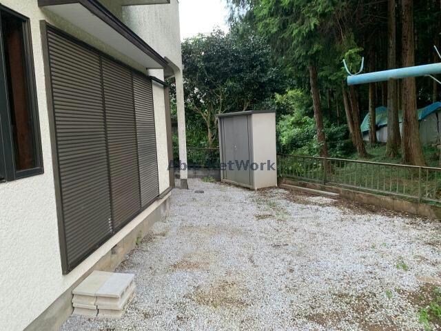 物件外観写真4　(バーベキューも出来る広い庭)
