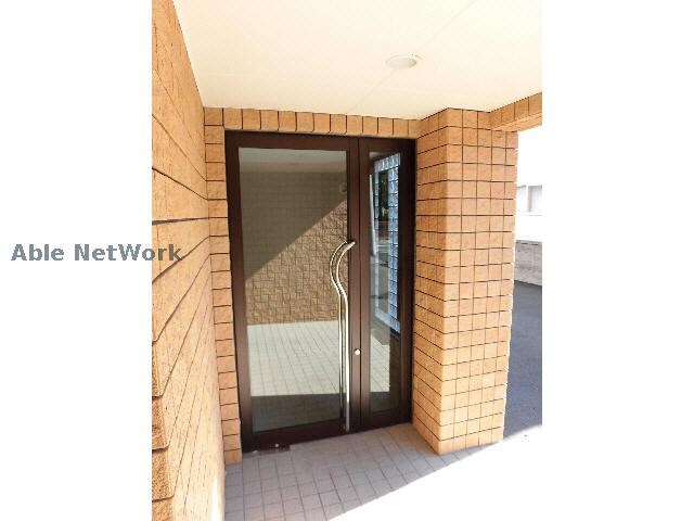 物件外観写真7　(重厚感のあるエントランス、オートロック有り)