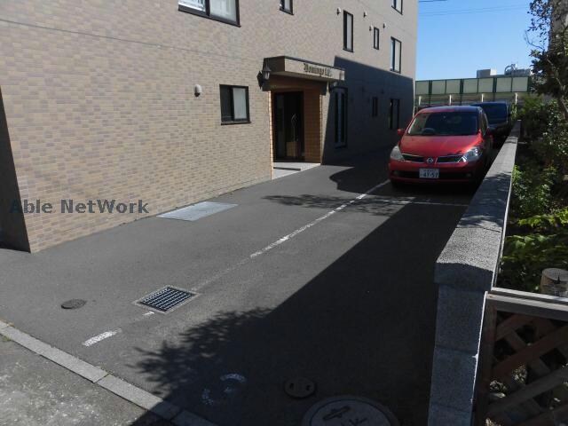 物件外観写真8　(敷地駐車場、ロードヒーティング有り（無料）)