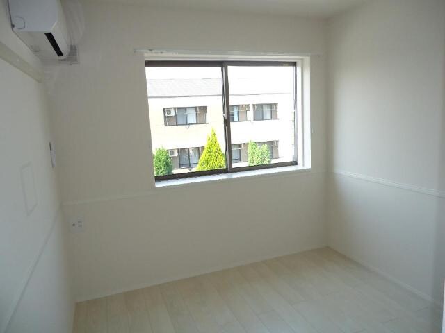 物件内観写真9　(北側洋室)