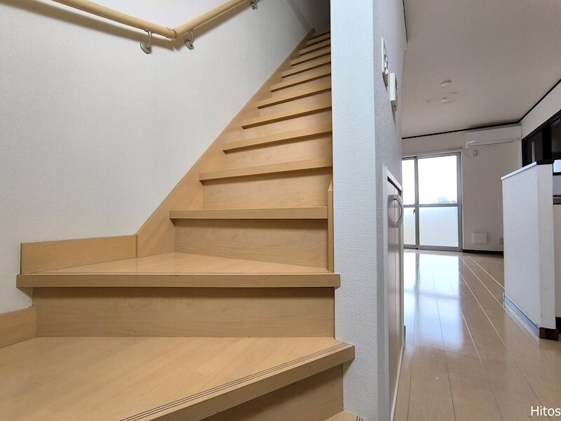 物件内観写真18　(戸建て感覚の階段)