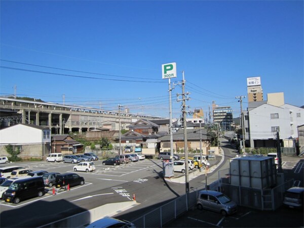 眺望(共有廊下から駅が見えています。)