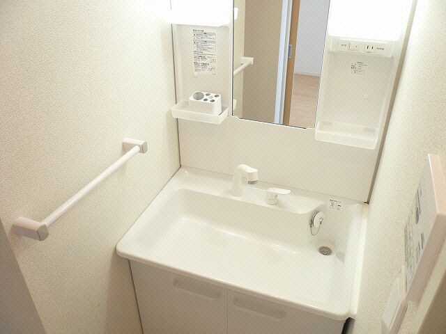 物件内観写真9　(独立洗面台)