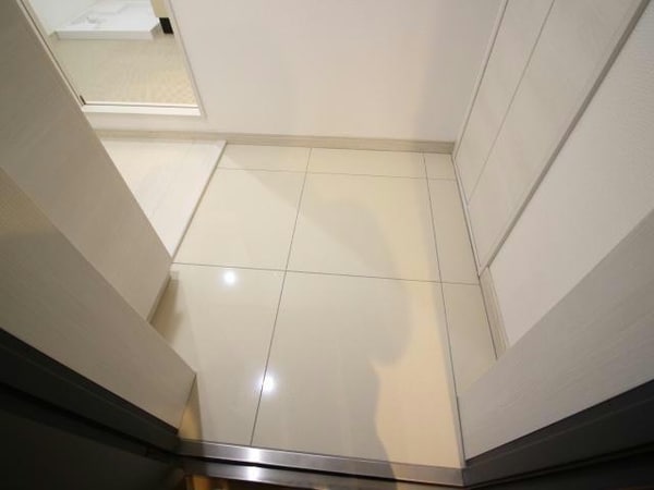 玄関回り(※ﾓﾃﾞﾙ写真・床：ベージュ/建具：ホワイト)