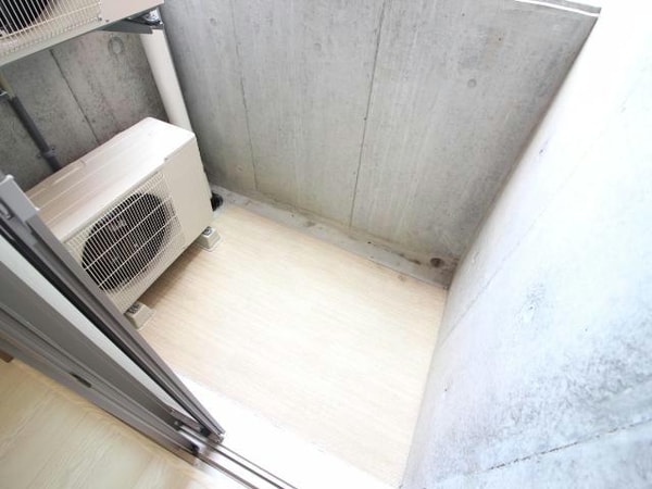 ベランダ・バルコニー(※ﾓﾃﾞﾙ写真・床：ベージュ/建具：ホワイト)