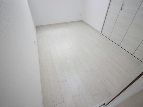 居室(※ﾓﾃﾞﾙ写真・床：ベージュ/建具：ホワイト)