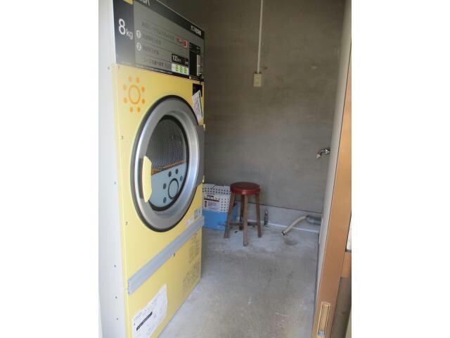物件外観写真3　(１階にコインランドリー有り)