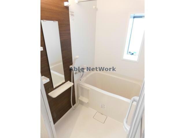 物件内観写真8　(お風呂に窓あり♪)