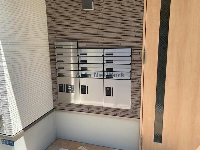 物件外観写真3　(集合ポストと宅配ボックス)