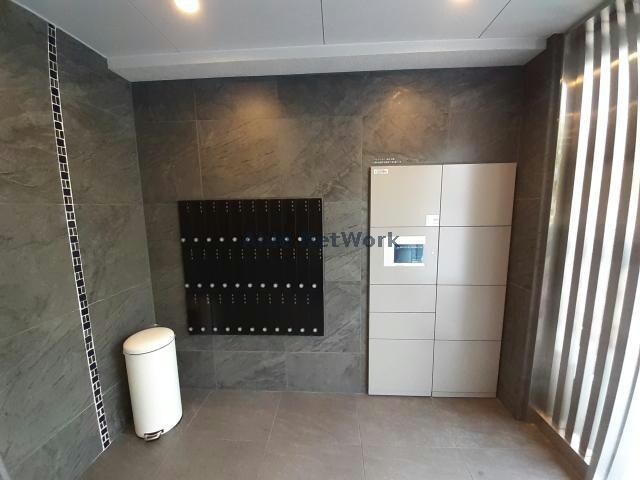 物件外観写真4　(宅配ボックス、集合ポスト)