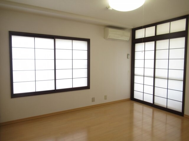 物件内観写真4　(明るい洋室です)