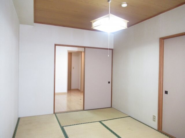 物件内観写真5　(和室ならではの温かな和の空間で寛ぎの時間を過ごせます)