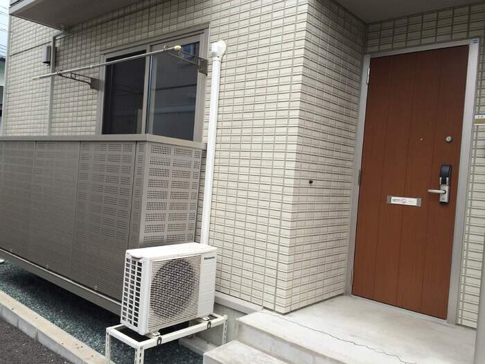 物件内観写真10　(玄関、バルコニー)