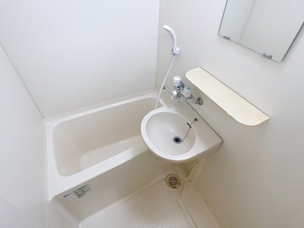 浴室(コンパクトで使いやすいお風呂です)