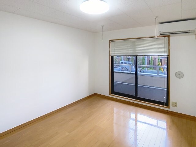 物件内観写真7　(ゆったり過ごせる居間です)