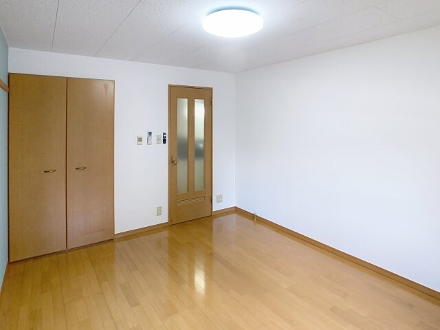 物件内観写真9　(こちらのリビングで趣味の時間をお楽しみください)