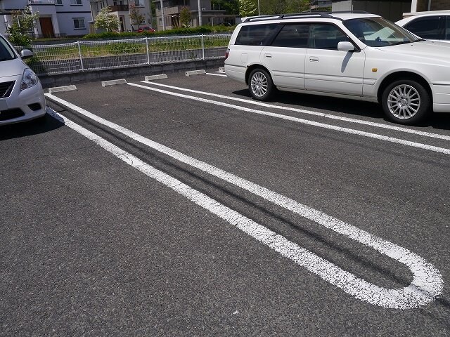 物件外観写真2　(駐車場)