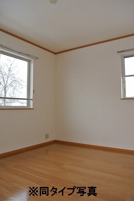 物件内観写真4　(居室・リビング)