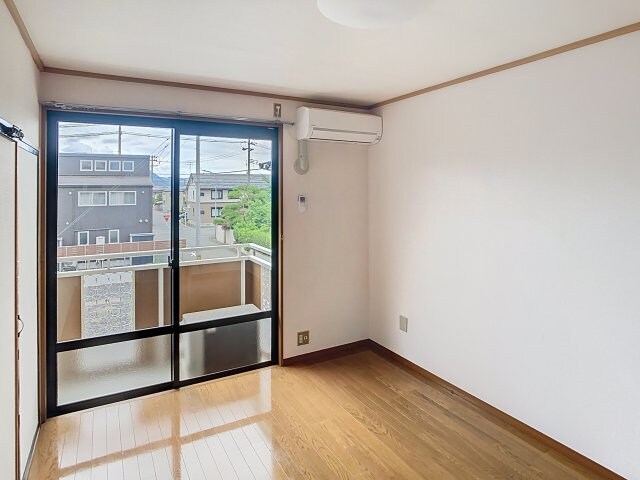 物件内観写真3　(広々とした洋室です)