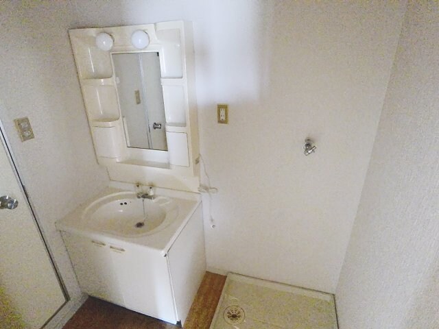物件内観写真9　(朝の身支度には欠かせない独立洗面化粧台)