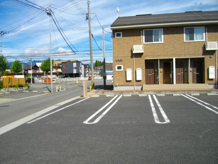 物件外観写真2　(縦列駐車場2台分付)