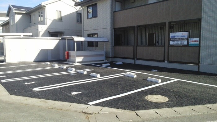 物件外観写真2　(駐車場)