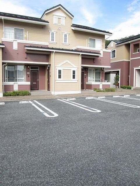 物件外観写真2　(駐車場)