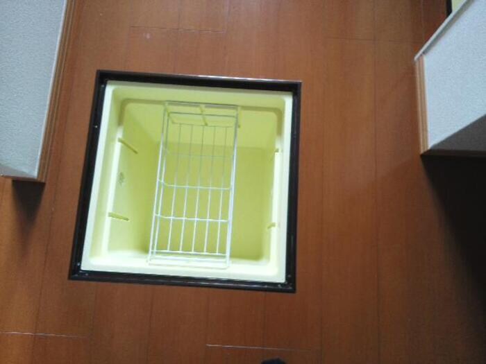 物件内観写真7　(床下収納)