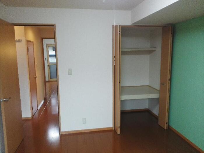 物件内観写真10　(北側洋室収納)